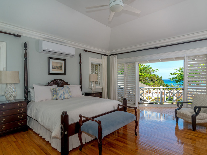 A bedroom with Caribbean Sea view